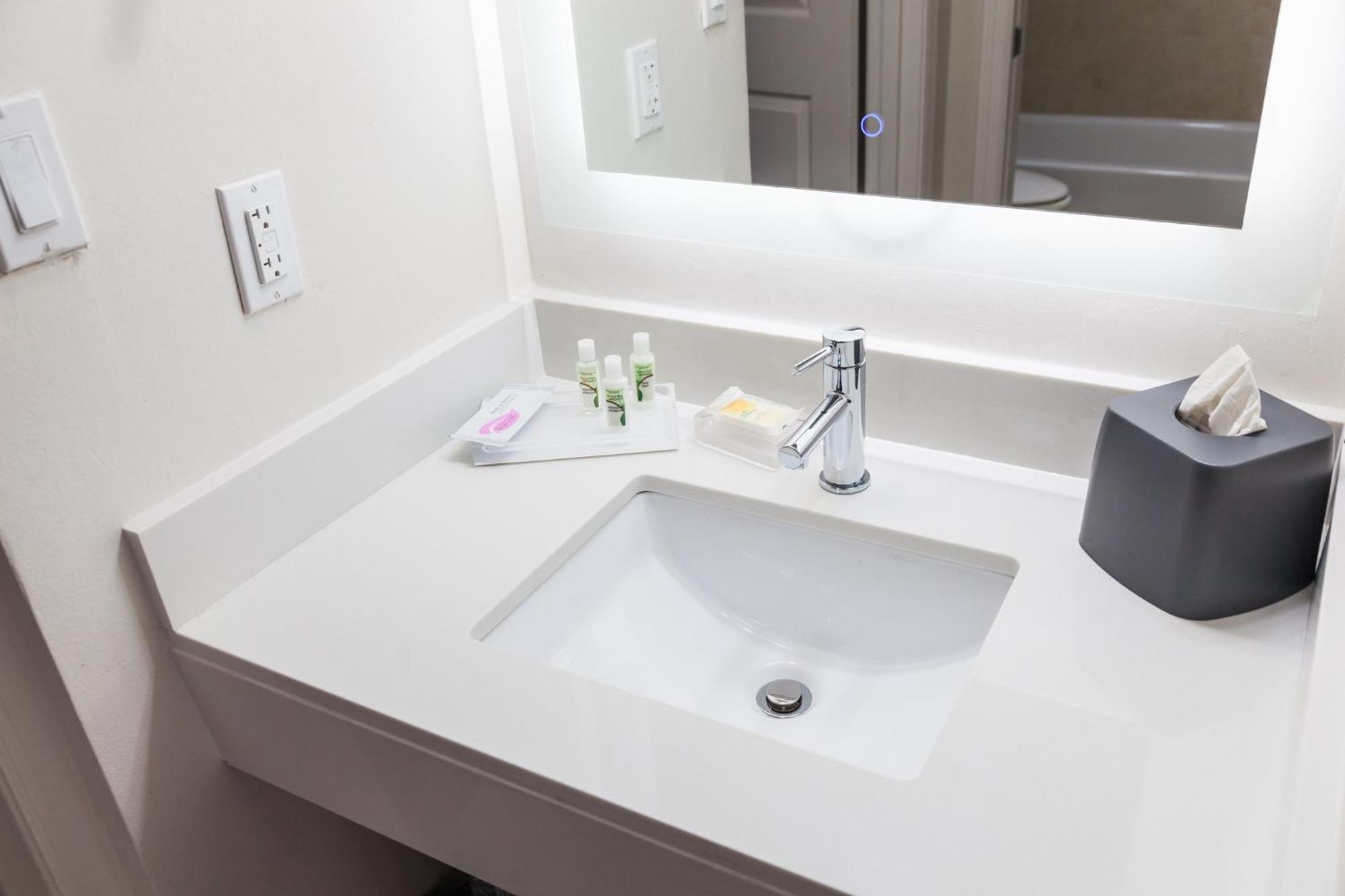 Holiday Inn & Suites Boca Raton - North Екстериор снимка