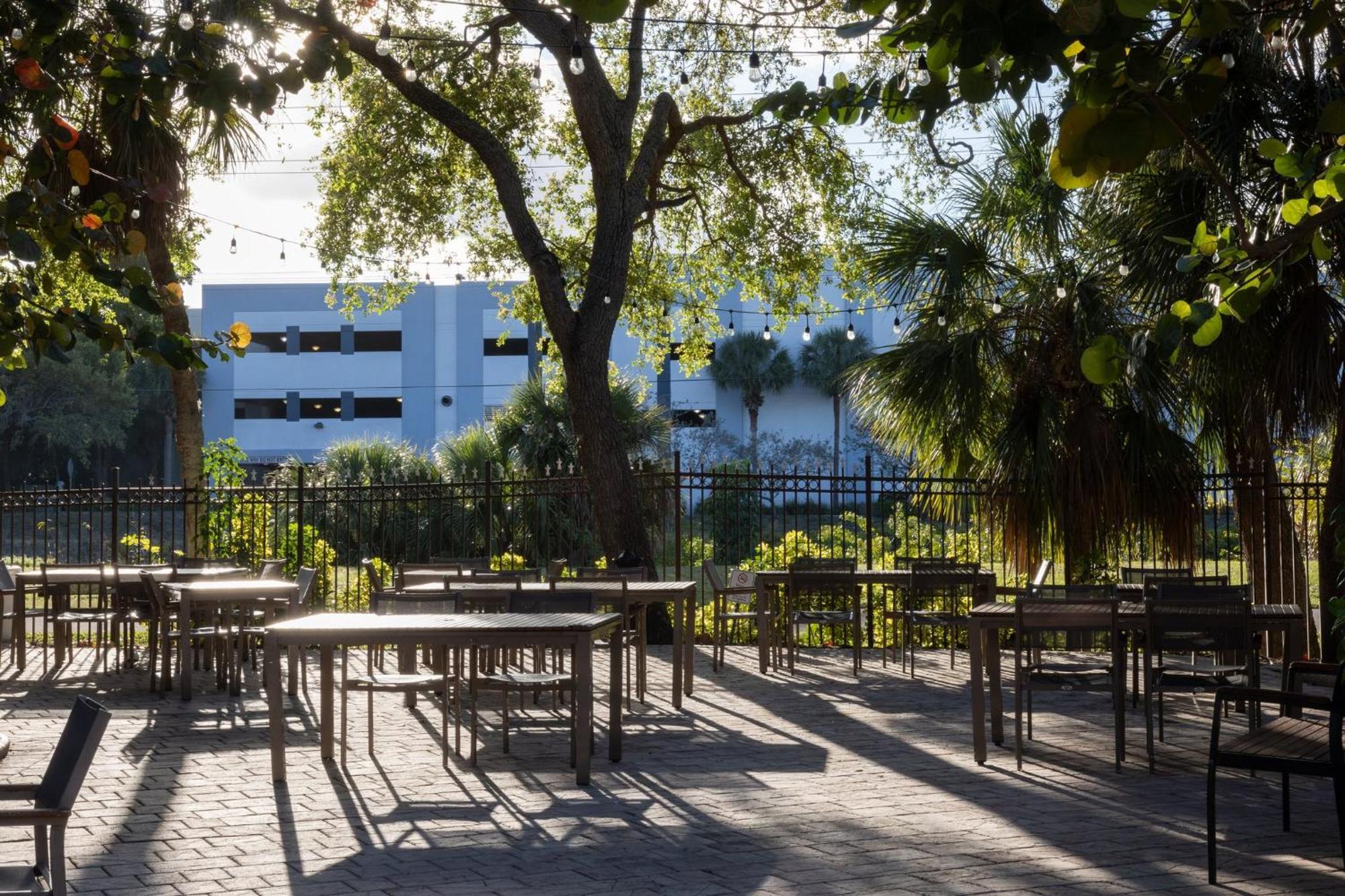 Holiday Inn & Suites Boca Raton - North Екстериор снимка