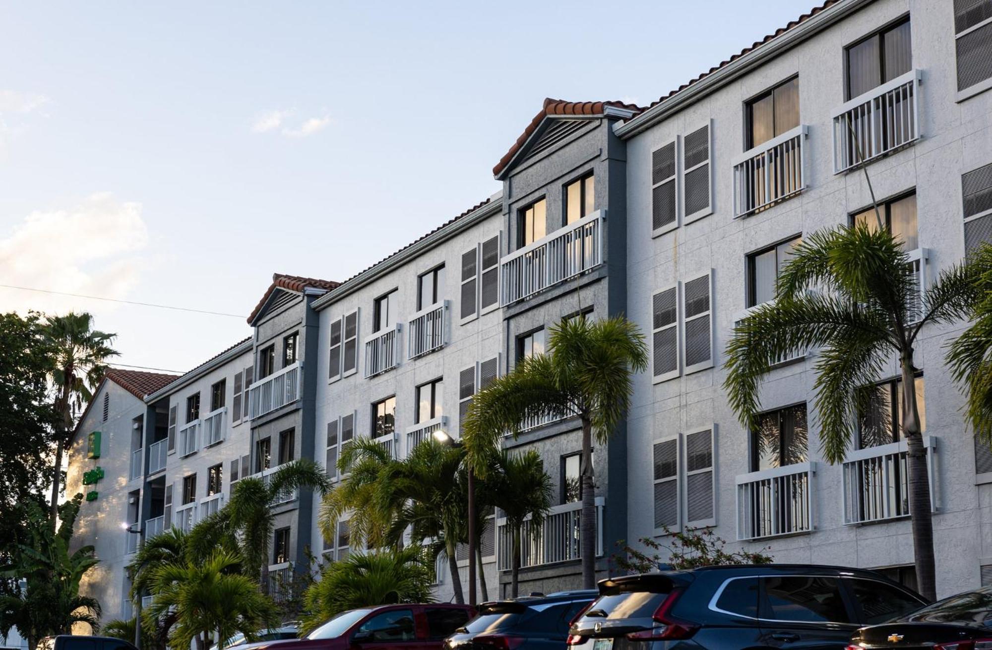 Holiday Inn & Suites Boca Raton - North Екстериор снимка
